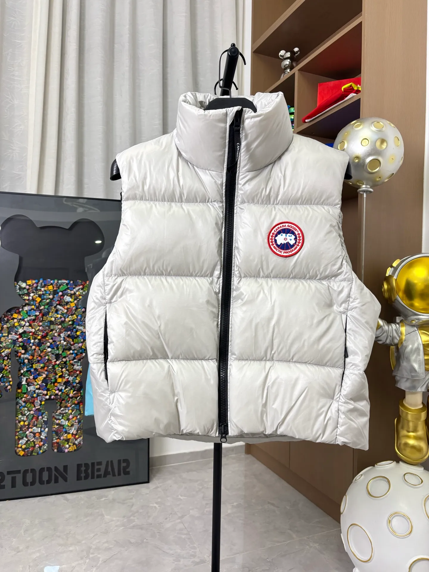 P570 Style number: DC193# [Canada Goose] Big Goose 🦢National Standard 90 White Duck Down Puff Down Vest Canada Goose official website model 1:1:1 customized New national standard down cotton has better thermal insulation performance, is light and not heavy, and has good loft recovery after compression! Filled with 90% white duck down, it is the legendary warmest down jacket and is known as a must-have for Arctic outdoor sports! Waterproof, diamond-resistant and fade-resistant 24-count calendered woolen surface (waterproof level is consistent with the level of ball-bearing raincoats). Canada Goose has always been recognized as the warmest down jacket and the most popular down jacket in the world. Major celebrities are rushing to buy it, and it is a must-have!  Color: Silver Black Blue Size: XS-S-M-L-XL [Picture 9️⃣Size Chart]